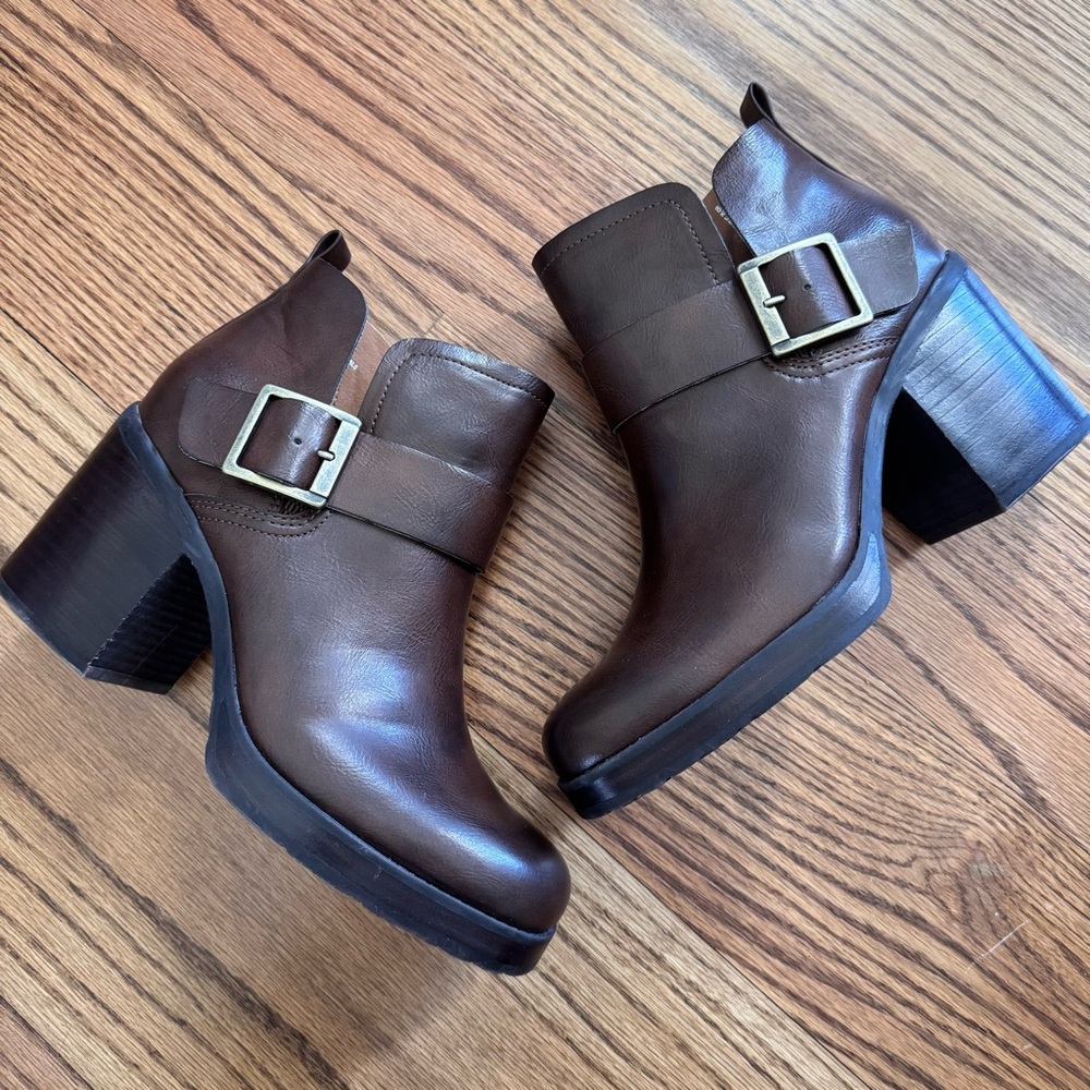 Like new Korks Kari Block Heel Bootie size 8.5 women’s. square-toe, stacked heel
